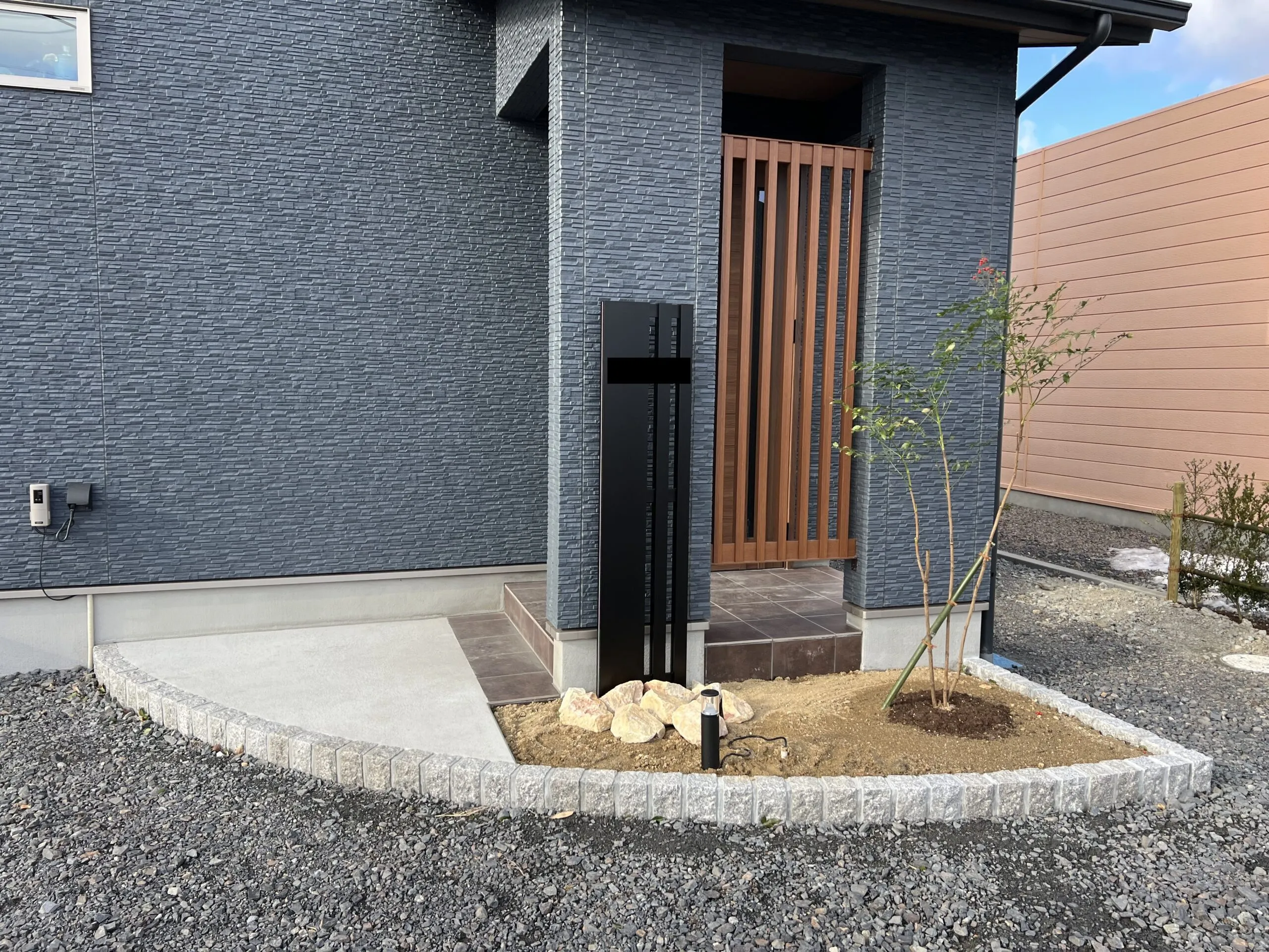 玄関前　機能門柱　ナンテン