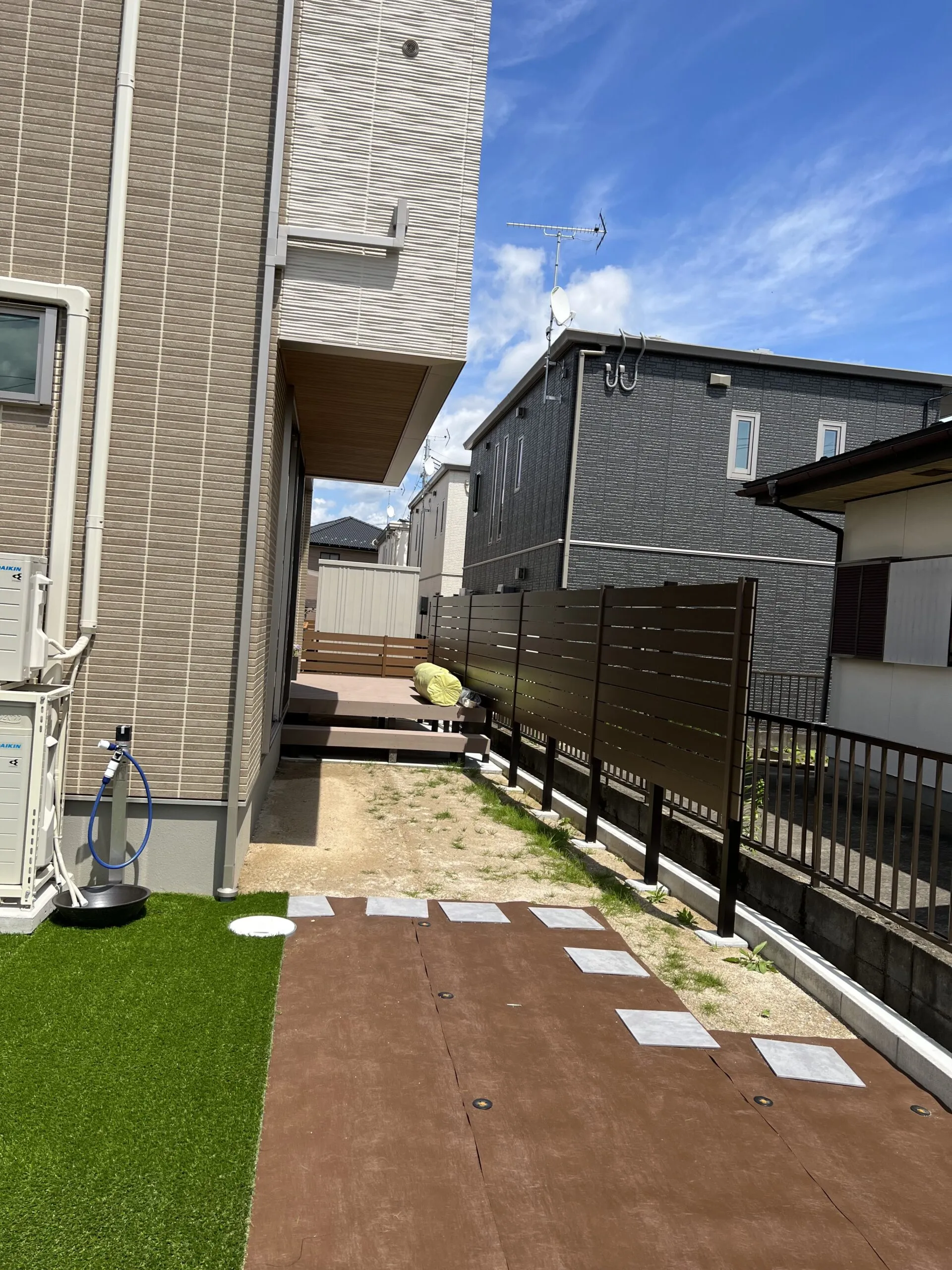 目隠しフェンス　人工芝　お庭　デッキ